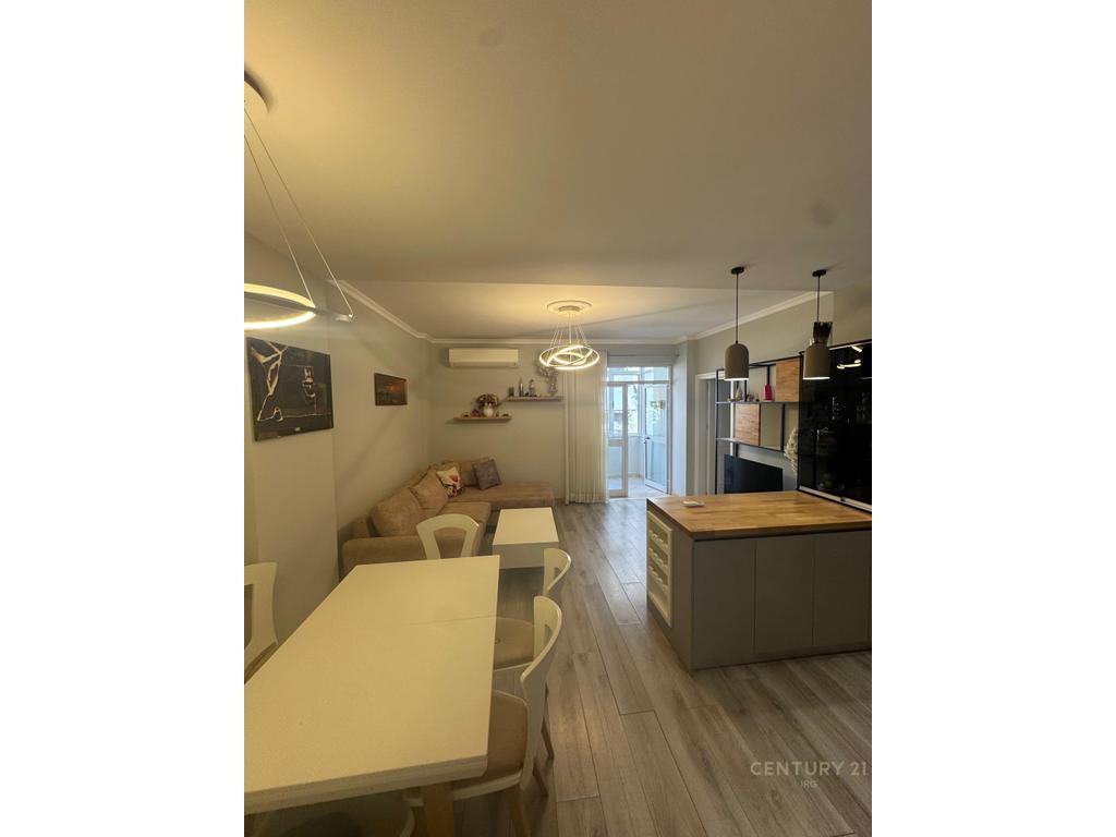 Apartament 3+1+2 në Komunën e Parisit + mundësi për post parkimi me pagesë ekstra!