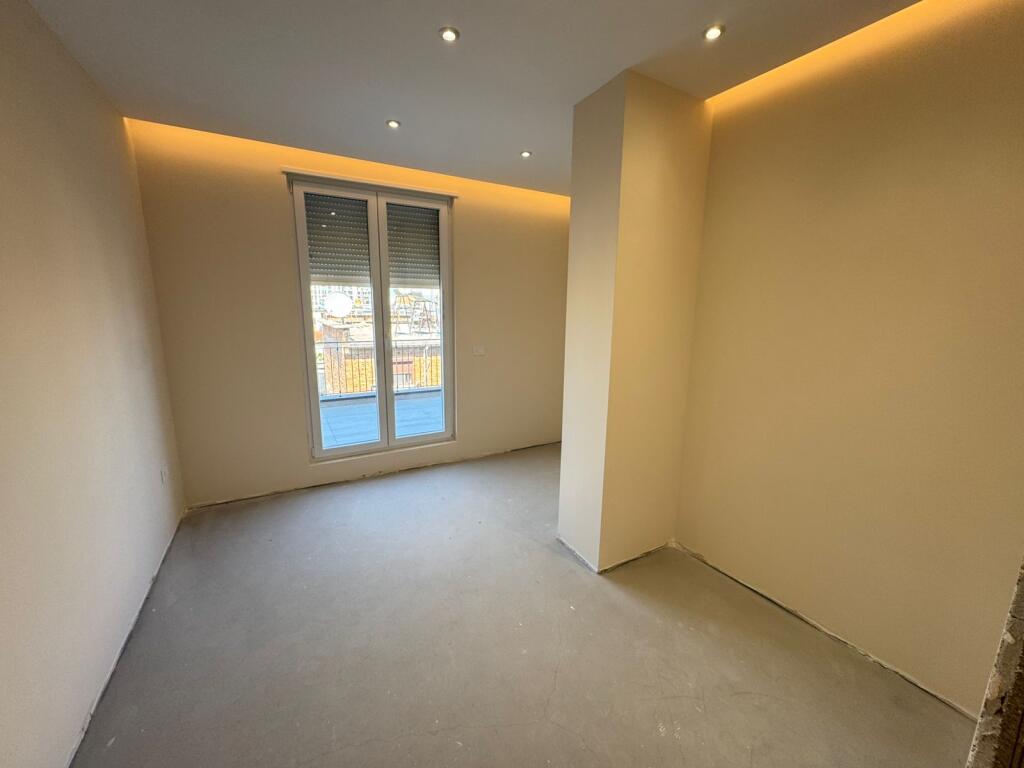 🚪Shitet Apartament 2+1+2+ Verande  📍Adresa : Ali Demi Shkolla "1 maji" 💶 Cmimi i shitjes 315,000€