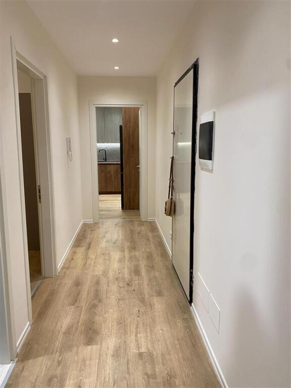 Jepet super apartament 2+1+garazhd me qera tek Univers City , Qtu , i pa banuar me pare