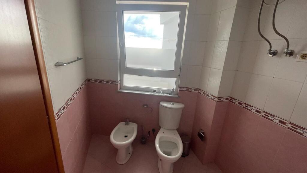 🏢Tek “Shkolla e Bashkuar”,Rr. e Dibres jepet me qera apartament2+1,i mobiluar.45,000Leke