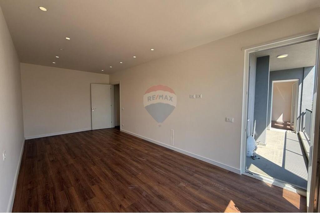 Prane autostrades Tirane-Durres ne kompleksin rezidencial Univers City ofrohet apartament 2+1 per shitje.