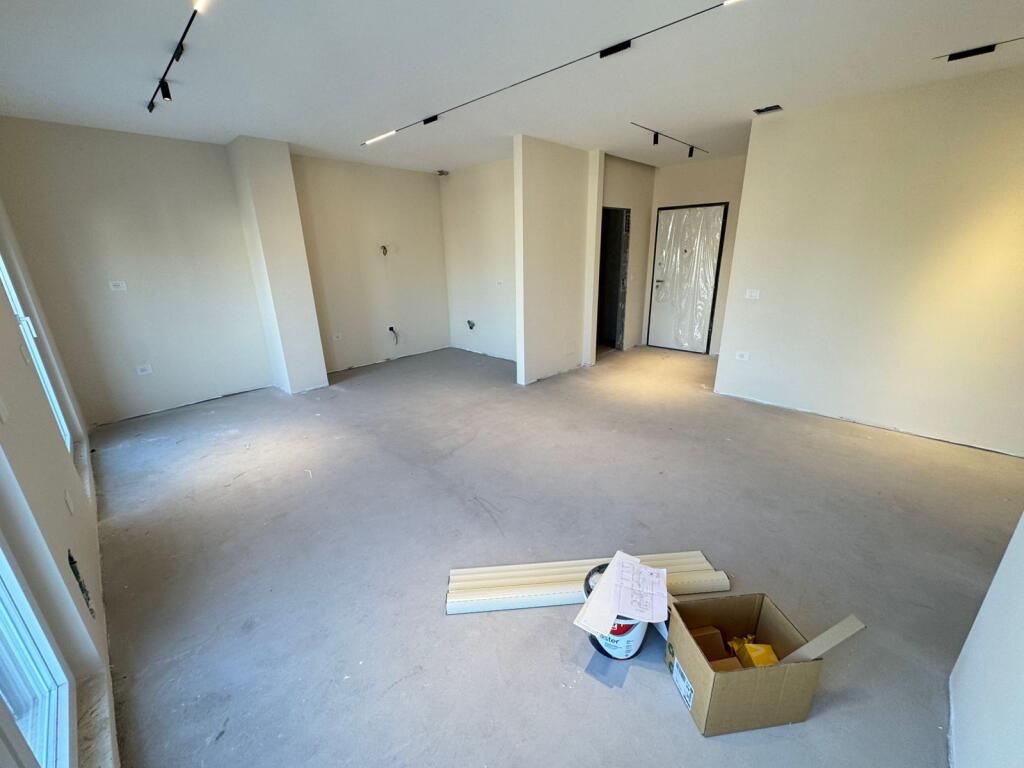 🚪Shitet Apartament 2+1+2+ Verande  📍Adresa : Ali Demi Shkolla "1 maji" 💶 Cmimi i shitjes 315,000€