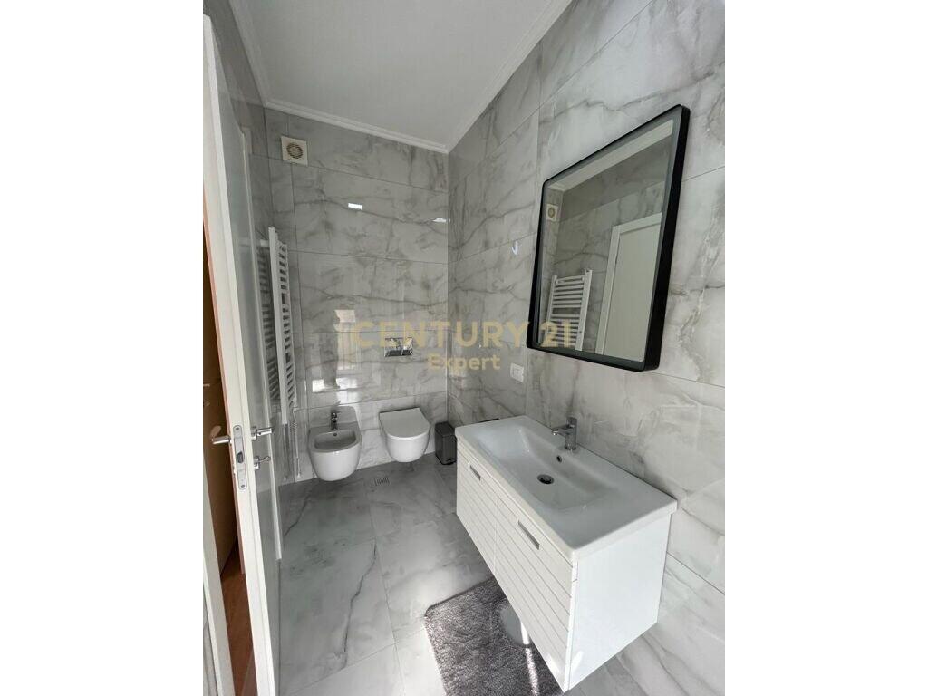 APARTMENT 2+1+3 TOILETS + PARKING SPACE FOR RENT – TEFTA TASHKO KOÇO STREET, PAZARI I RI!
