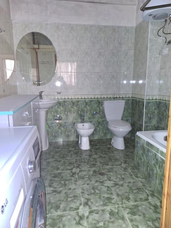 🏢Rruga Siri Kodra,prane Qendres Shendetesore Nr.3,jepet me qera apartament,3+1+2,i mobiluar: 700Euro