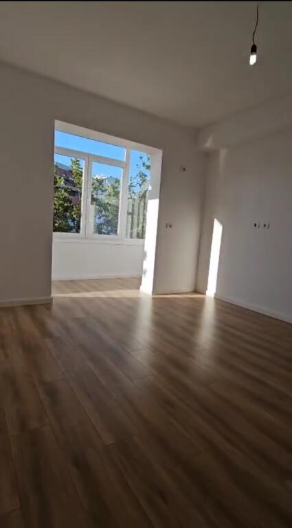 SHITET APARTAMENT 1+1 BUZE RRUGES KAVAJES