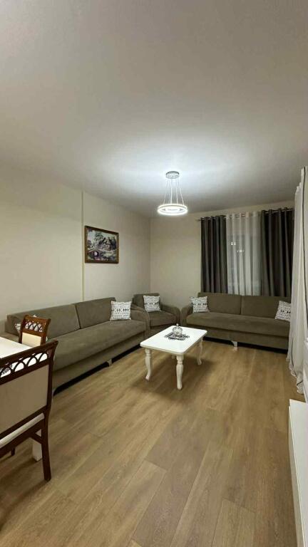 JEPET ME QIRA 1+1+PARKIM TE RRUGA 5 MAJI  650 EURO I DISKUSTUSHEM