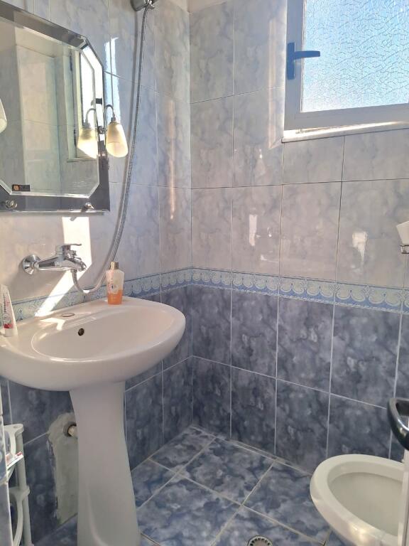 🏢Rruga Siri Kodra,prane Qendres Shendetesore Nr.3,jepet me qera apartament,3+1+2,i mobiluar: 700Euro