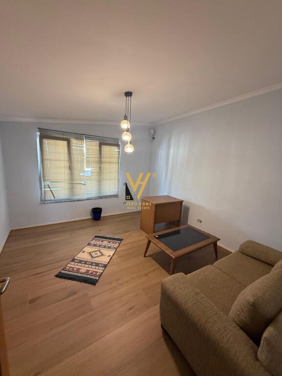 JEPET ZYRE 100 M2 ME QERA TE KOMUNA E PARISIT 900 EURO