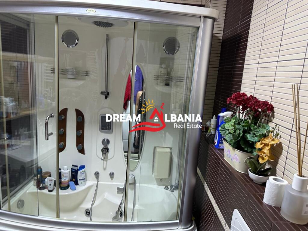 Super Apartment 4+1+3+parking space for rent in the Center near Toptani Center (ID 4231396).