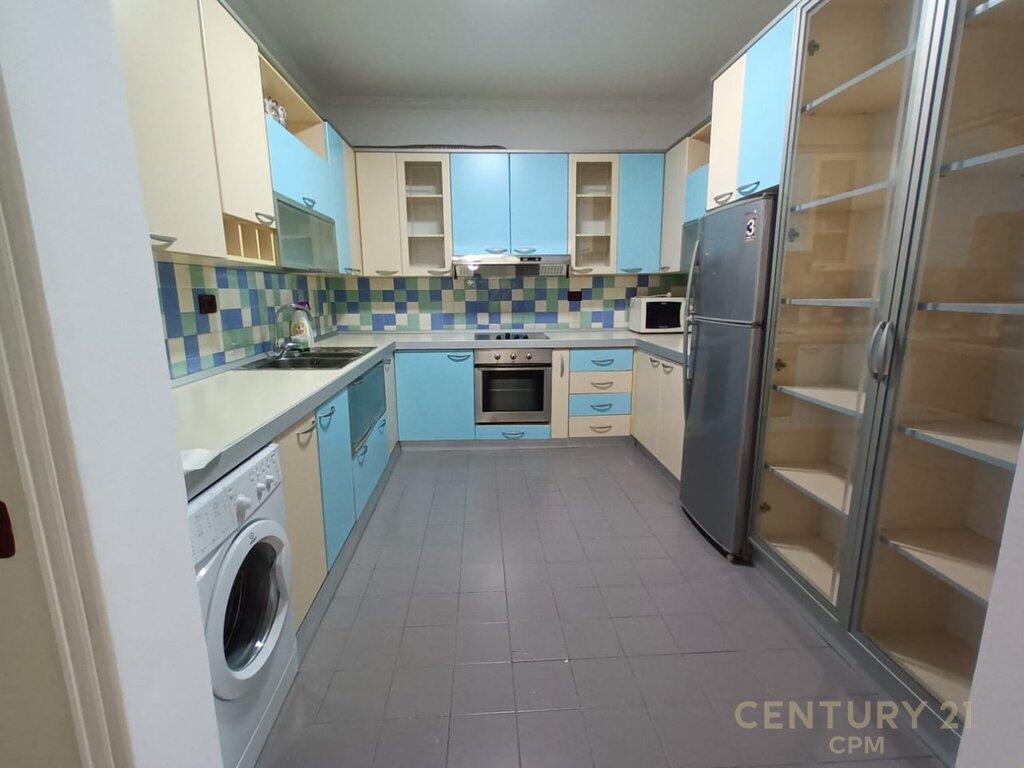 SHESIM APARTAMENT 2+1 ME KUZHINË TË VECUAR TEK KOMUNA E PARISIT!