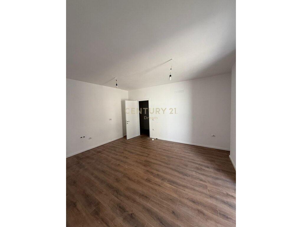 Shitet Apartament 1+1 përballë UET