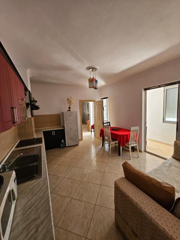 APARTAMENT ME QERA 2+1 RRUGA FORTUZI 1.000 EURO