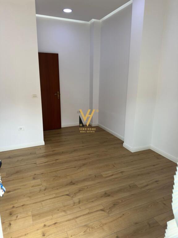 JEPET AMBIENT 18 M2 ME QIRA TE KOMUNA E PARISIT 25.000 LEKE