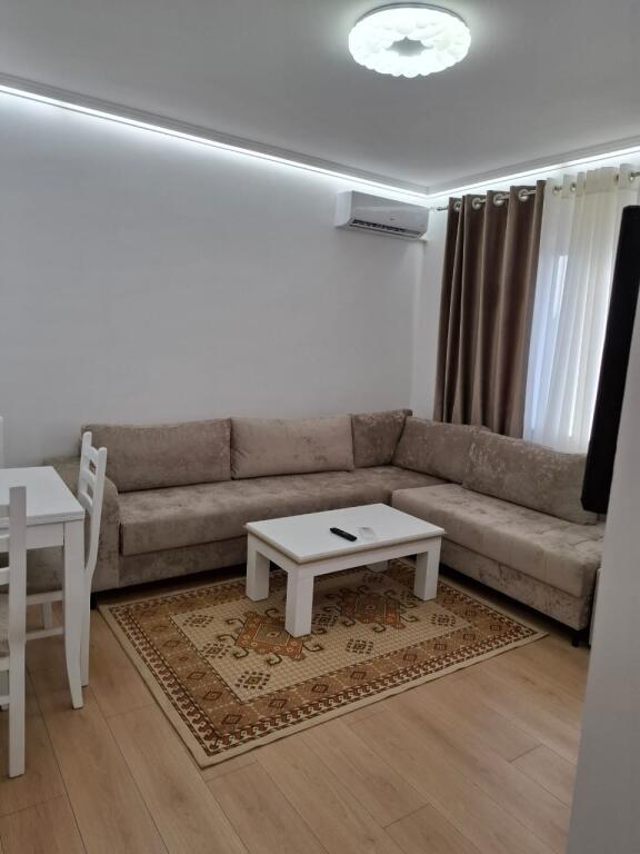 Jap apartament 1+1 me qera ngjitur me Dispancerine, prane ish-stacionit te Trenit