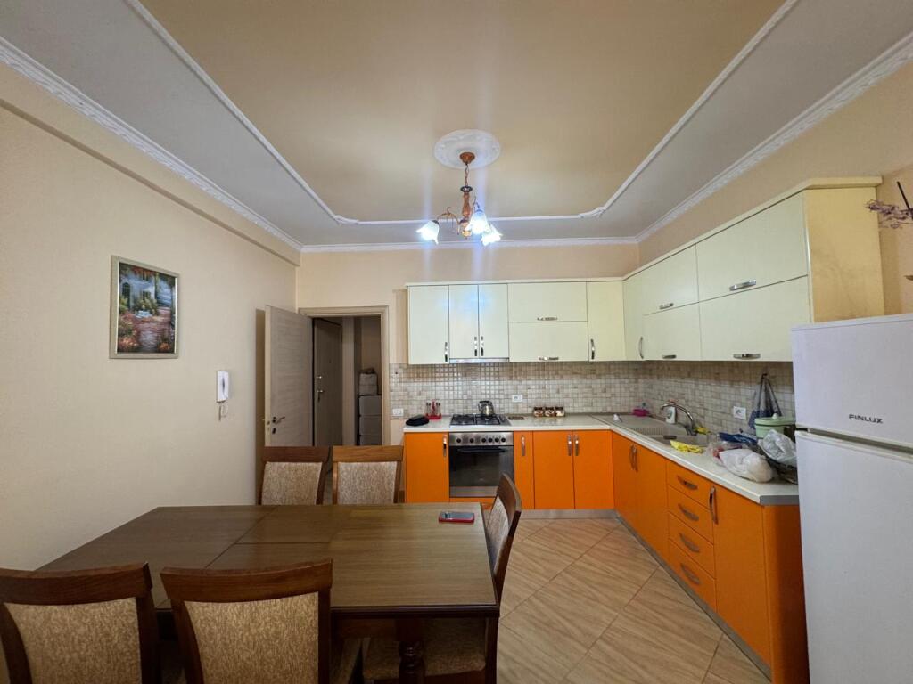 Apartament 2+1 per qira,Liqeni i Thate me pamje nga liqeni
