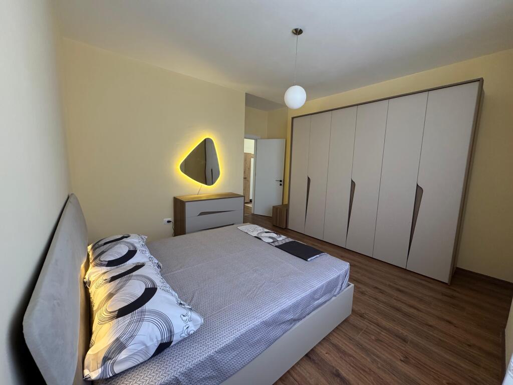 📢 Apartament me qira në Paskuqan 	•	🏠 Tipi: 2+1 	•	📍 Zona: Paskuqan 	•	🏢 Kati: 5 (pallat i ri me ashensor) 	•	💶 Çmimi: 650 € / muaj  ✅ Apartament i ri, në pallat modern me ashensor, i përshtatshëm për familje që kërkojnë komoditet dhe hapësirë.