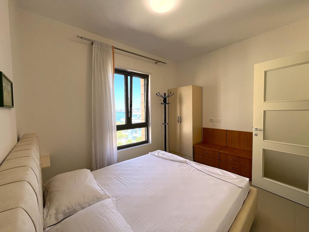 Apartament shumë i madhe në zonën e  Ftohte brenda një rezidence 5 yjesh me pishinë