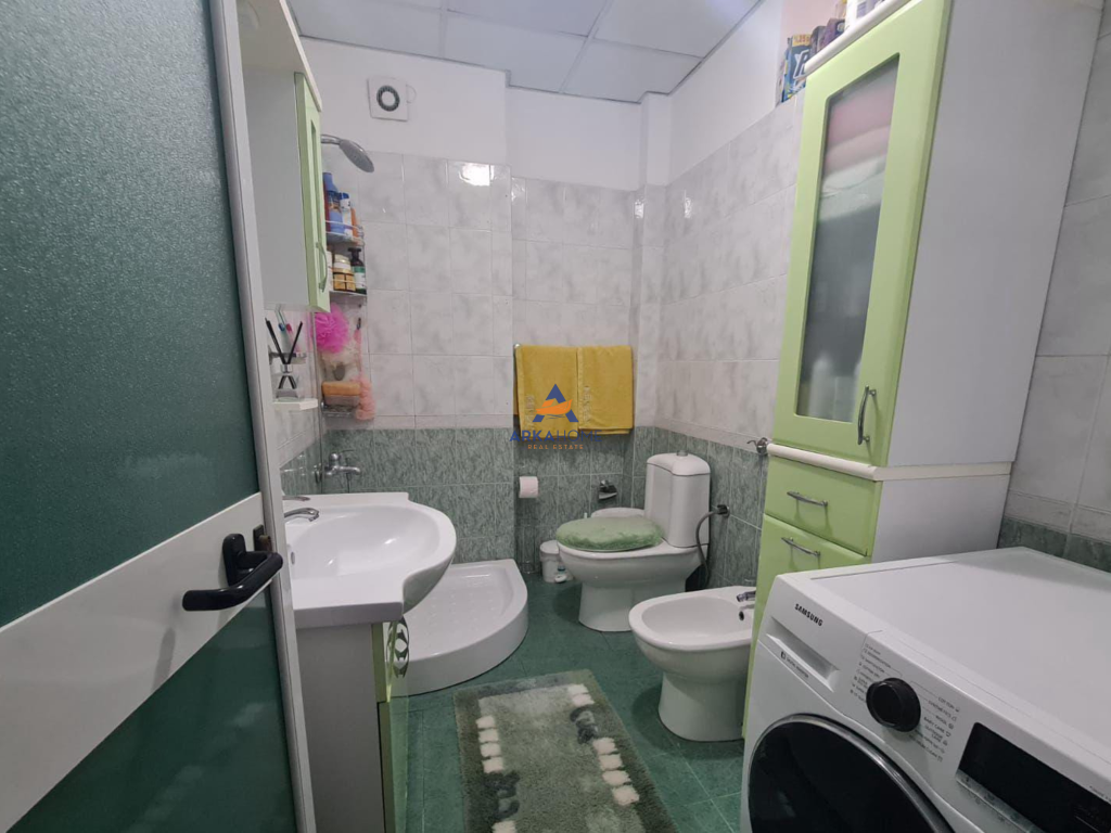 AFFITTASI APPARTAMENTO 1+1 IN "VIA KONGRESI I MANASTIRIT, DI FRONTE ALLA SCUOLA CAJUPI" 550 EURO