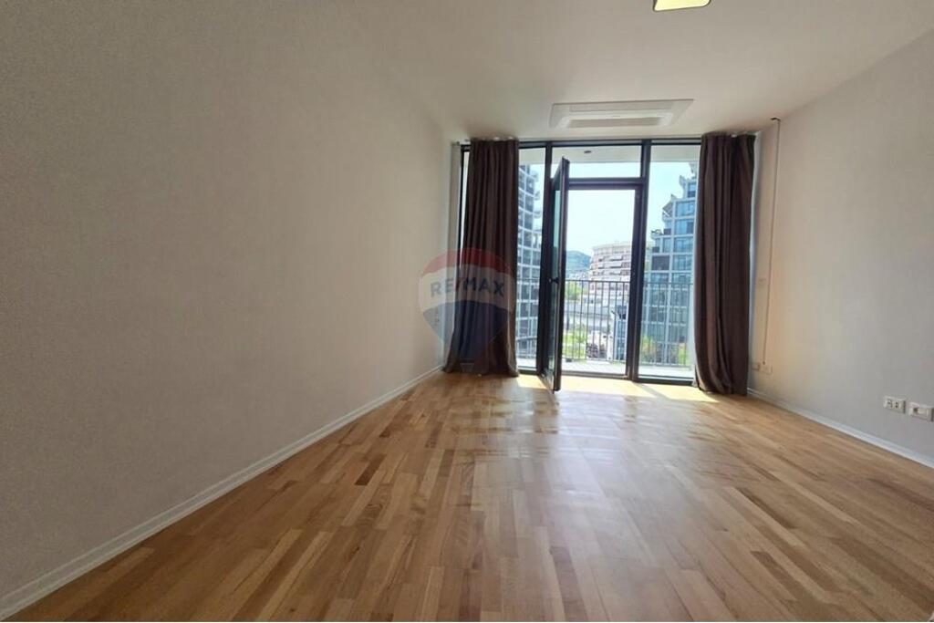Zyre plus parkim per qira te Lake View !