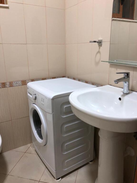jepet me qera apartament 2+1 +2 tualete tek vilat  Amerikane   