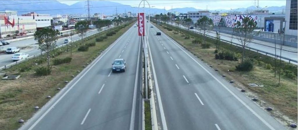JEPET ME QERA KAPANON PRANE AUTOSTRADES TIRANE-DURRES