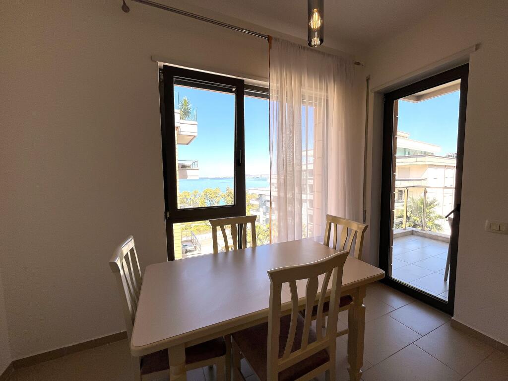 Apartament shumë i madhe në zonën e  Ftohte brenda një rezidence 5 yjesh me pishinë