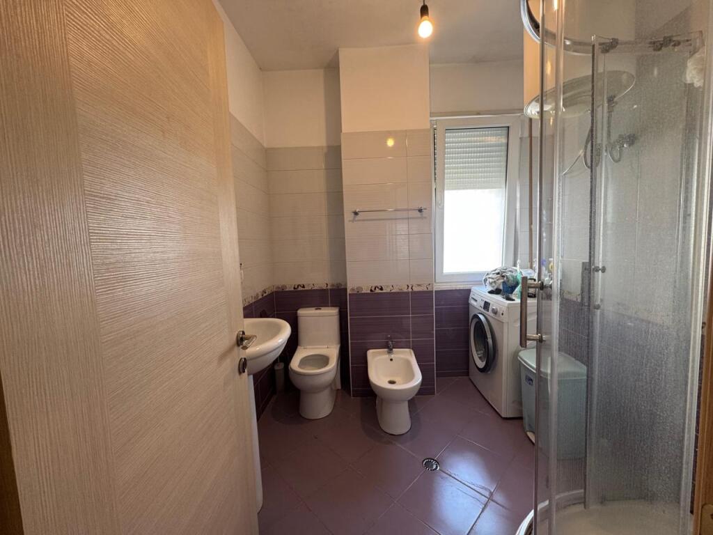 Apartament 2+1 per qira,Liqeni i Thate me pamje nga liqeni