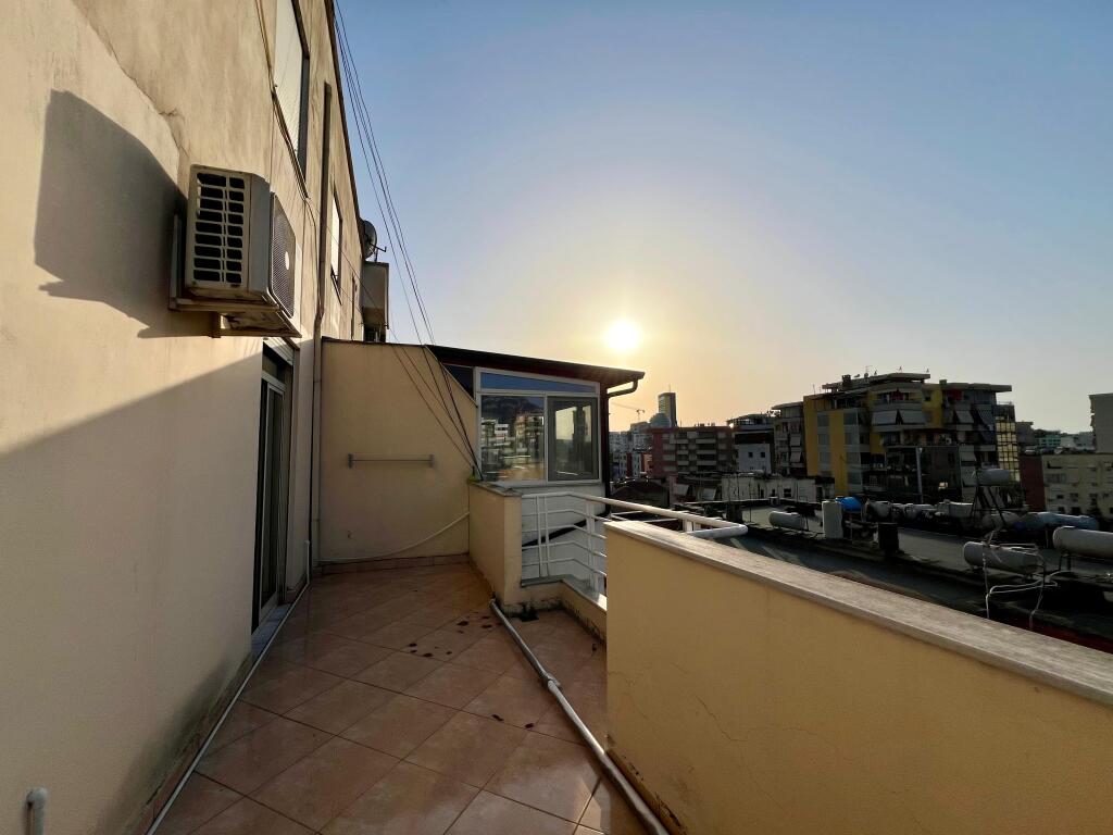 Appartamento 1+1+Veranda in affitto, “Pazari i Ri”, Tirana.