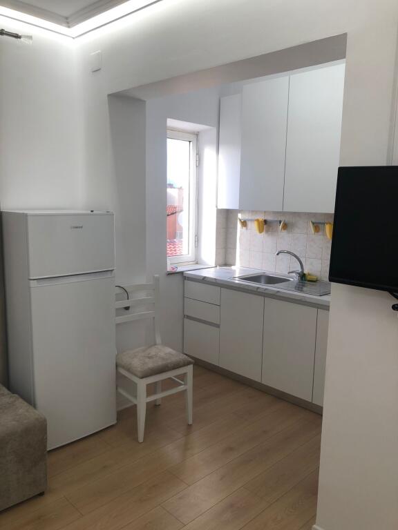 Jap apartament 1+1 me qera ngjitur me Dispancerine, prane ish-stacionit te Trenit