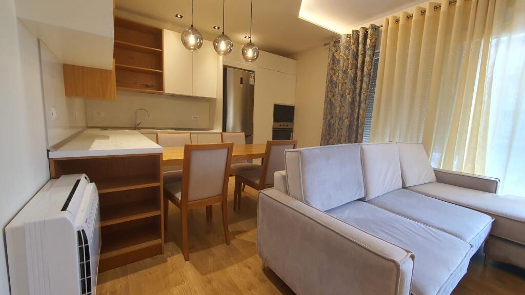 Jepet me qira apartament 1+1 Rruga e Barrikadave.