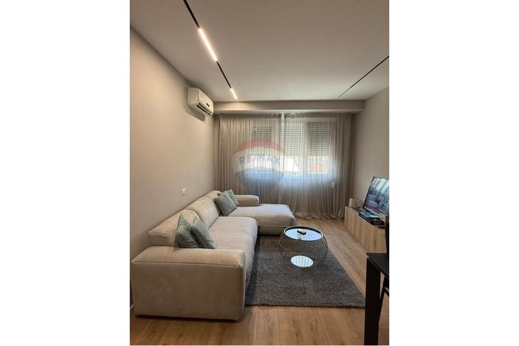 Apartment 1+1 for rent at Pazari i RI 500 Eur!
