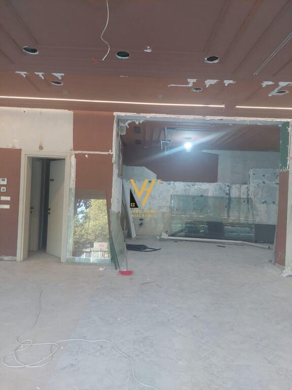 SHOP FOR RENT 230 M2 IN THE BUILDING WITH ARROW 1,700 EURO