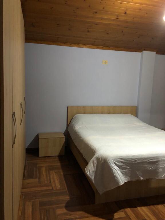 jepet me qera apartament 2+1 +2 tualete tek vilat  Amerikane   