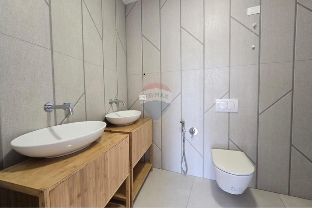 Zyre plus parkim per qira te Lake View !