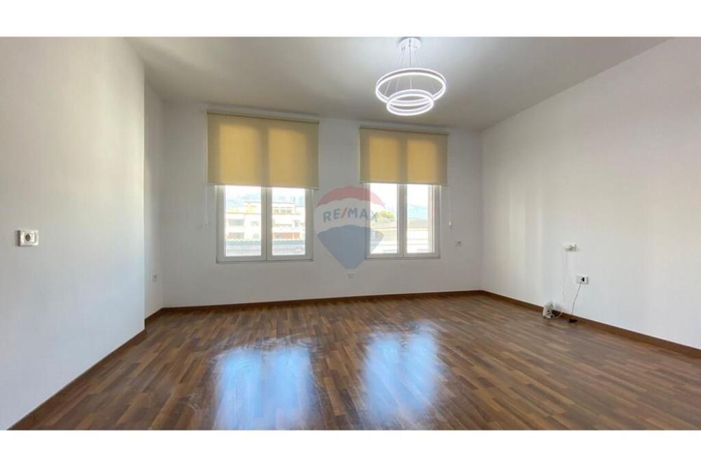 Office 59m2 for rent at Rtsh