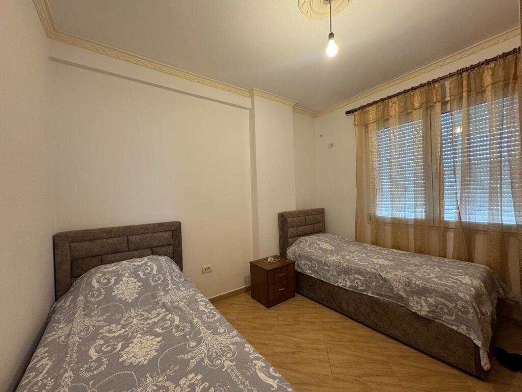 Apartament 2+1 per qira,Liqeni i Thate me pamje nga liqeni