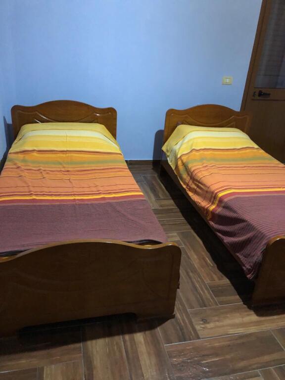 jepet me qera apartament 2+1 +2 tualete tek vilat  Amerikane   