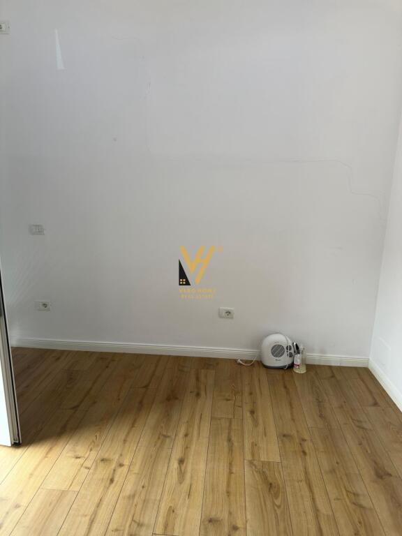 JEPET AMBIENT 18 M2 ME QIRA TE KOMUNA E PARISIT 25.000 LEKE
