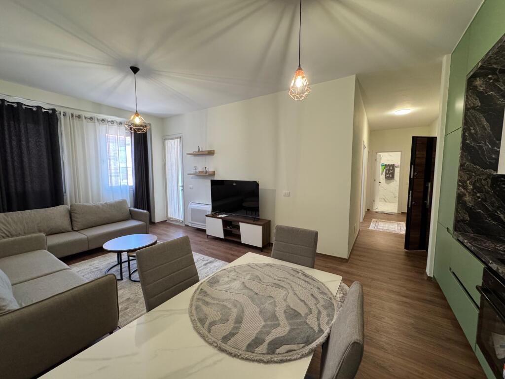 📢 Apartament me qira në Paskuqan 	•	🏠 Tipi: 2+1 	•	📍 Zona: Paskuqan 	•	🏢 Kati: 5 (pallat i ri me ashensor) 	•	💶 Çmimi: 650 € / muaj  ✅ Apartament i ri, në pallat modern me ashensor, i përshtatshëm për familje që kërkojnë komoditet dhe hapësirë.
