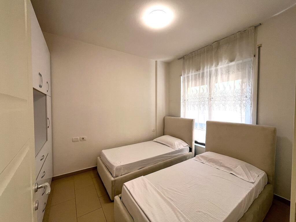 Apartament shumë i madhe në zonën e  Ftohte brenda një rezidence 5 yjesh me pishinë
