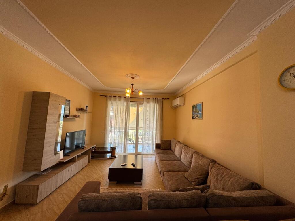 Apartament 2+1 per qira,Liqeni i Thate me pamje nga liqeni