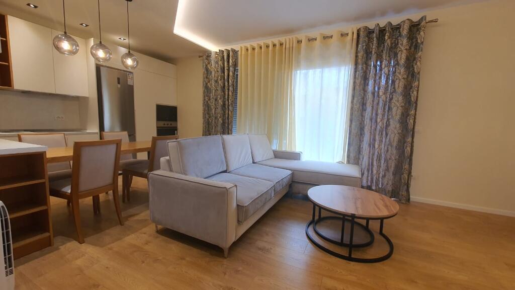Jepet me qira apartament 1+1 Rruga e Barrikadave.