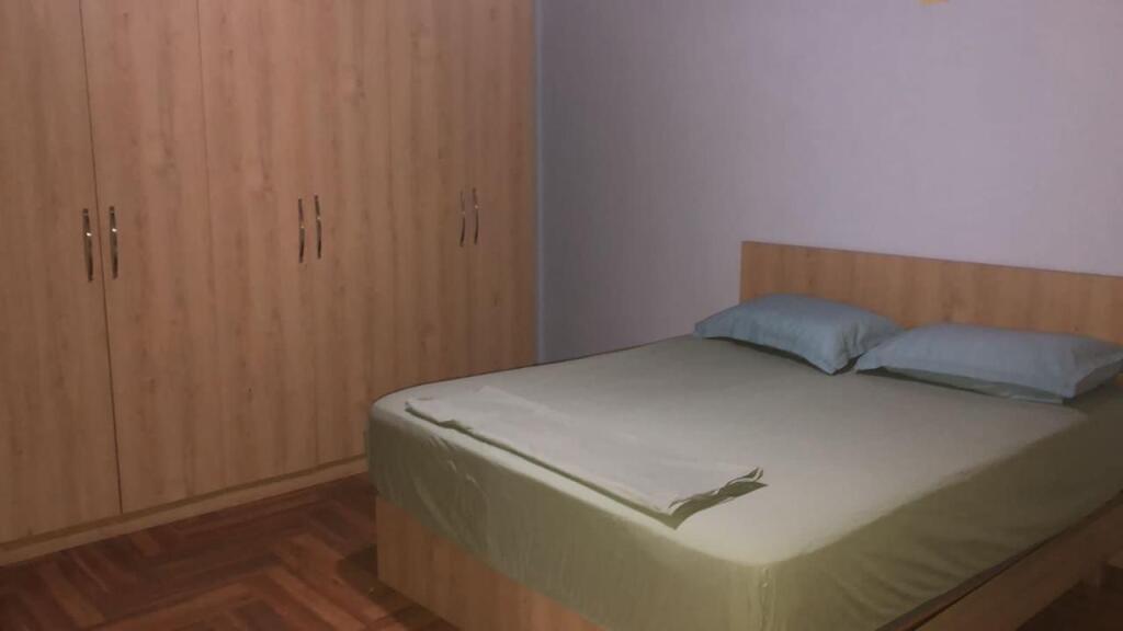 jepet me qera apartament 2+1 +2 tualete tek vilat  Amerikane   
