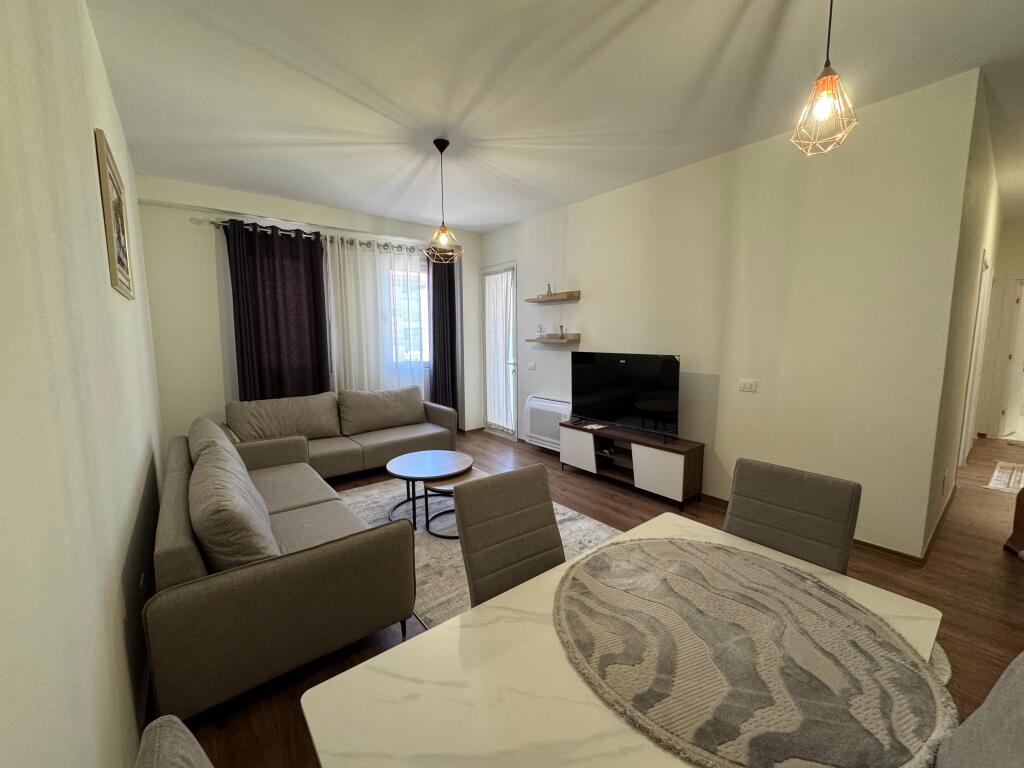 📢 Apartament me qira në Paskuqan 	•	🏠 Tipi: 2+1 	•	📍 Zona: Paskuqan 	•	🏢 Kati: 5 (pallat i ri me ashensor) 	•	💶 Çmimi: 650 € / muaj  ✅ Apartament i ri, në pallat modern me ashensor, i përshtatshëm për familje që kërkojnë komoditet dhe hapësirë.