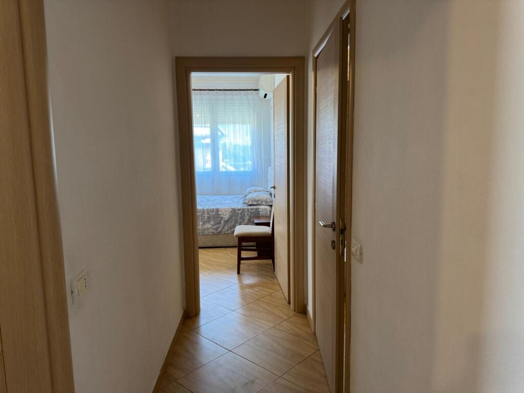 Apartament 2+1 per qira,Liqeni i Thate me pamje nga liqeni