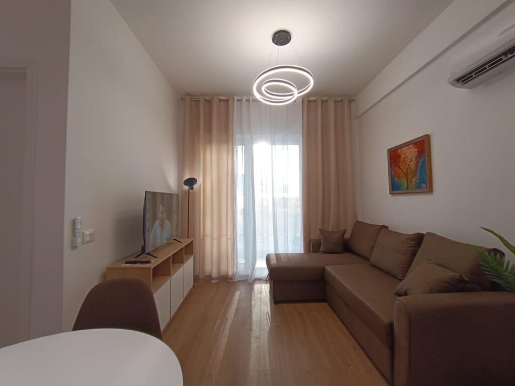 Jepet me qera apartament 1+1 freks