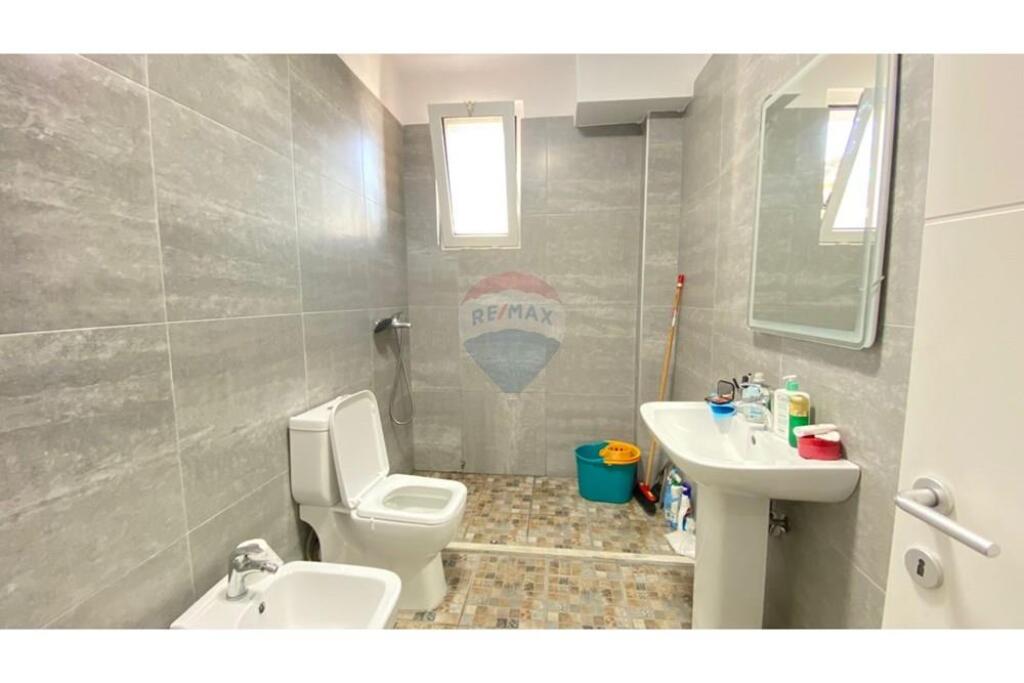 Office 59m2 for rent at Rtsh