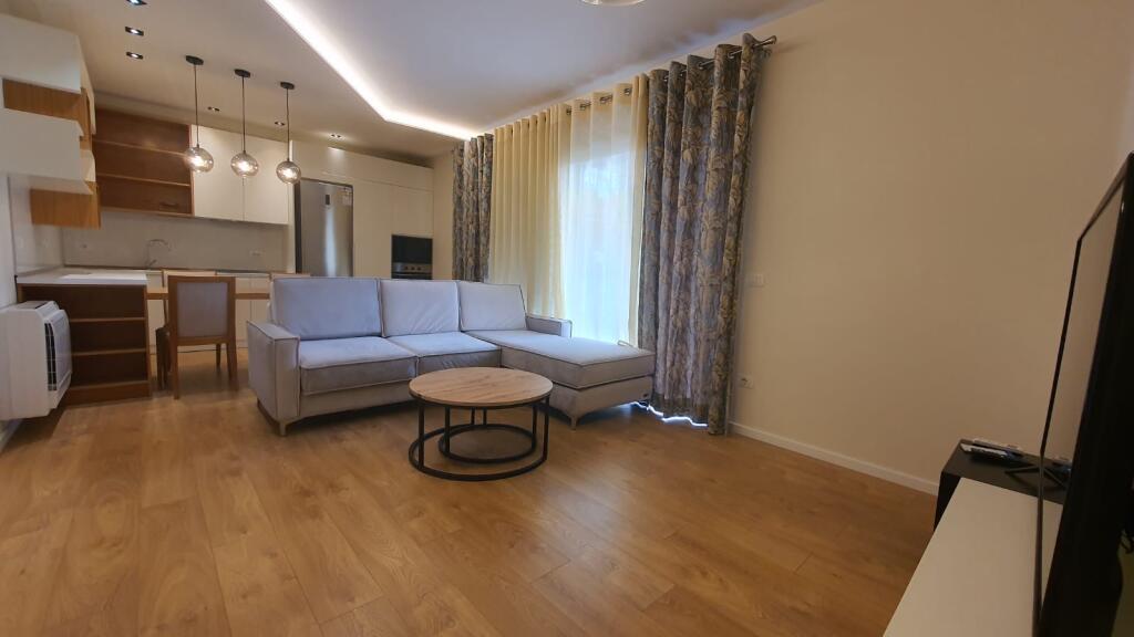 Jepet me qira apartament 1+1 Rruga e Barrikadave.