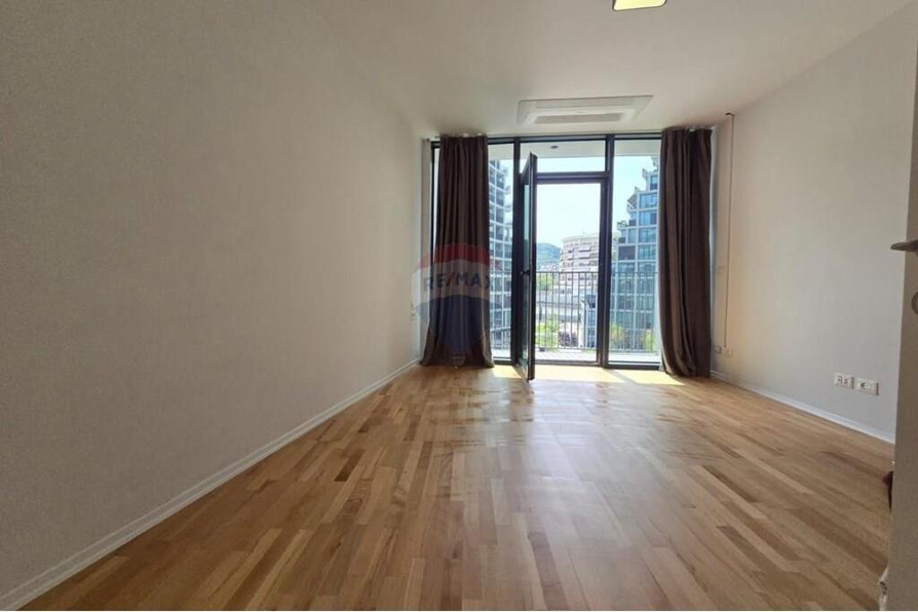 Zyre plus parkim per qira te Lake View !
