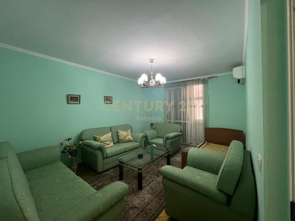 Affittiamo appartamento 1+1 con cucina separata, 21 Dhjetori.